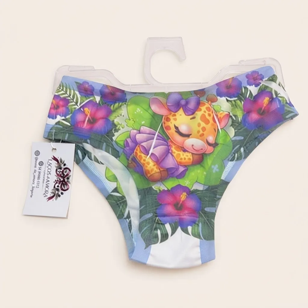 Calcinha infantil com estampa de girafa e flores tropicais